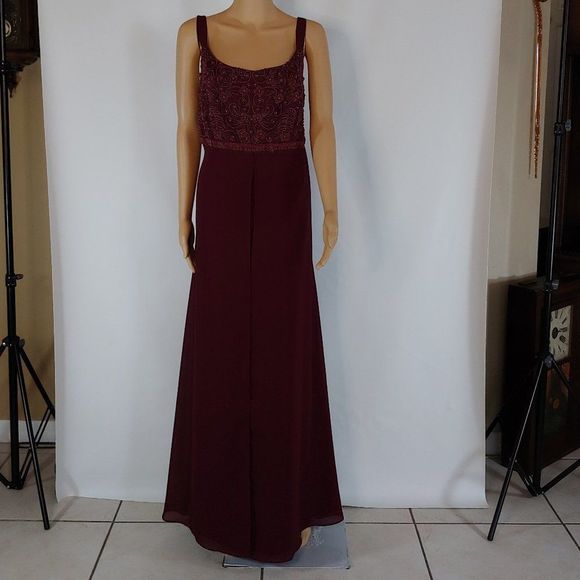 (24) NWT Faviana Burgundy Long Gown in Plus Size - Picture 6 of 6